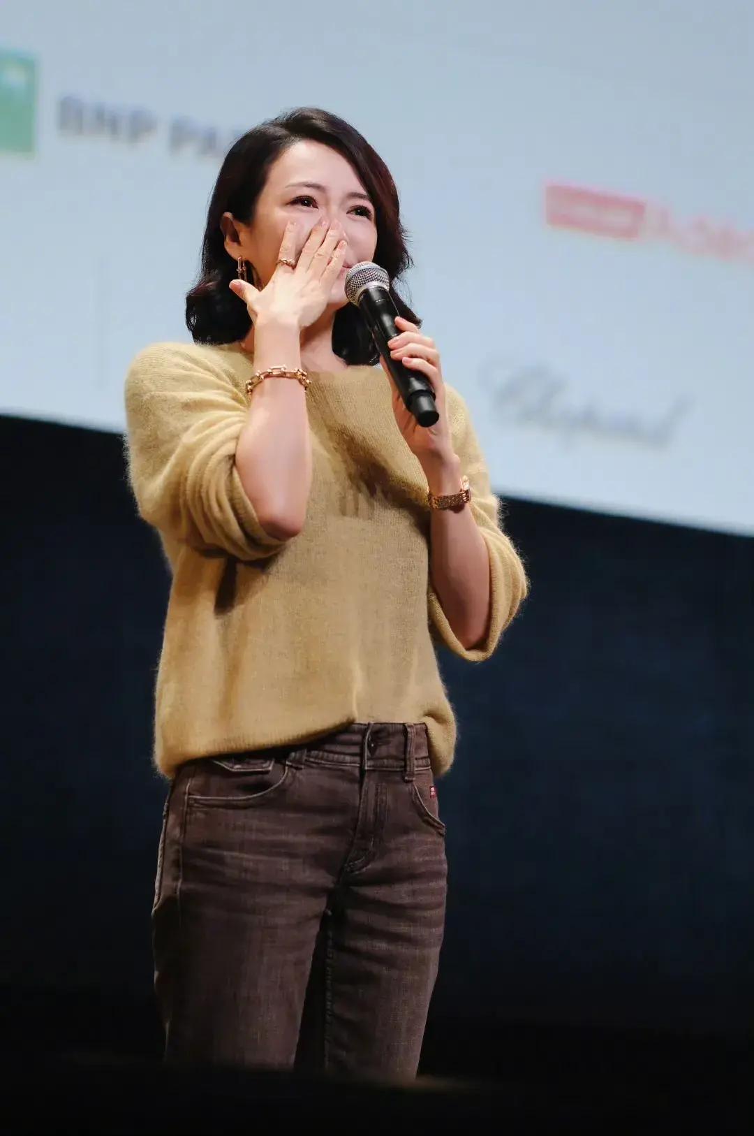 章子怡这次真被"算计"了，不过是甜的那种你们见过哪个国际影后领奖，脚上踩的是平
