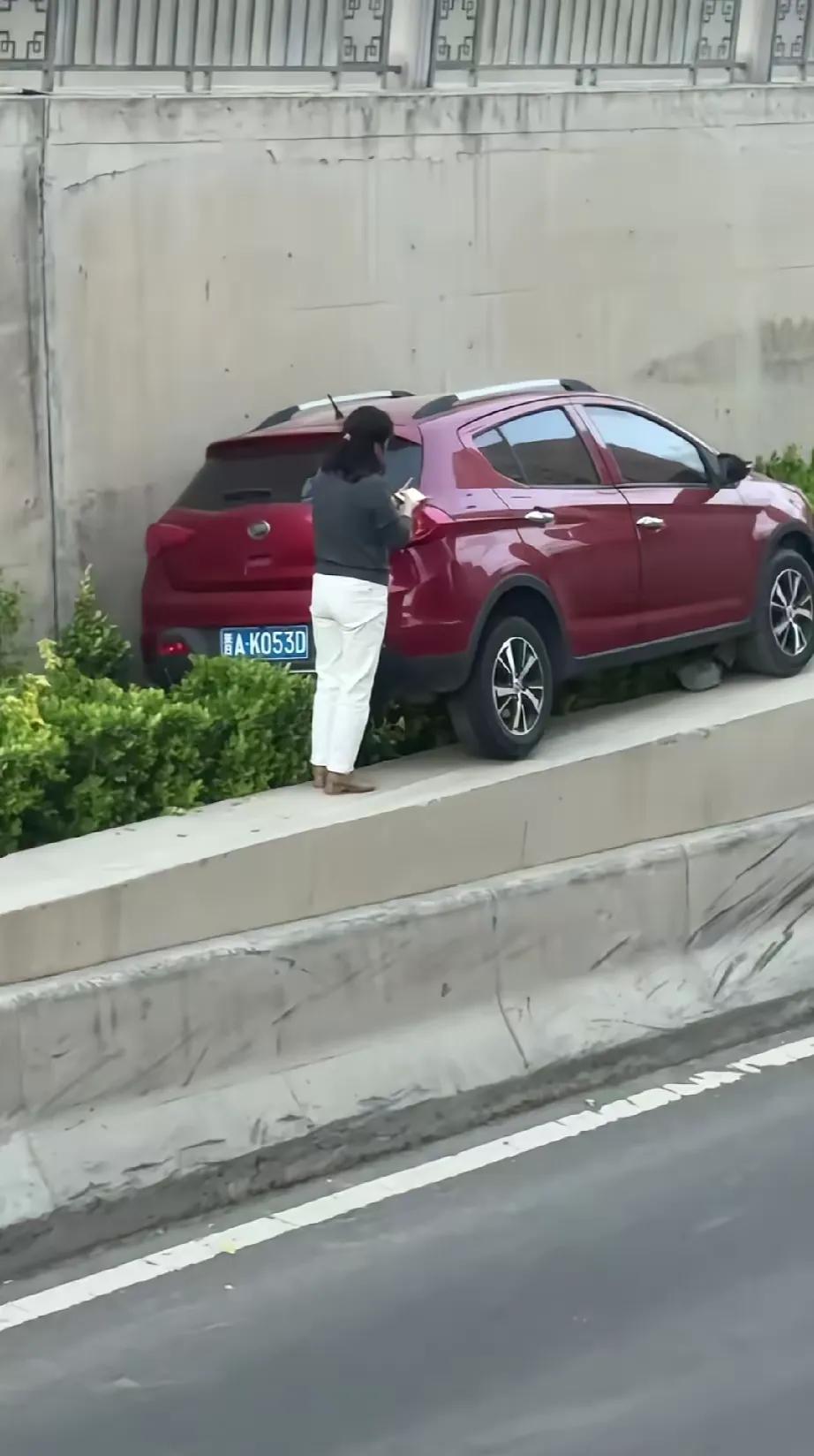 太原这个大姐和她的红色轿车，这两天直接成网红了。脑袋瓜子拍碎了也没人能想明白，她