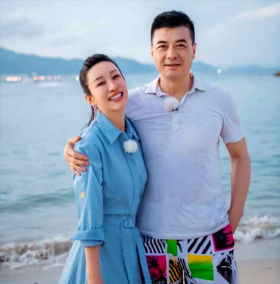 主持人单刀直入，问王新军：“秦海璐，算贤惠吗？”镜头推近，王新军咧嘴一笑，身体