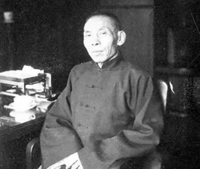 1921年，杜月笙拿着300万大洋来到卢筱嘉府中，卑躬屈膝地跟人道歉，求他放过黄