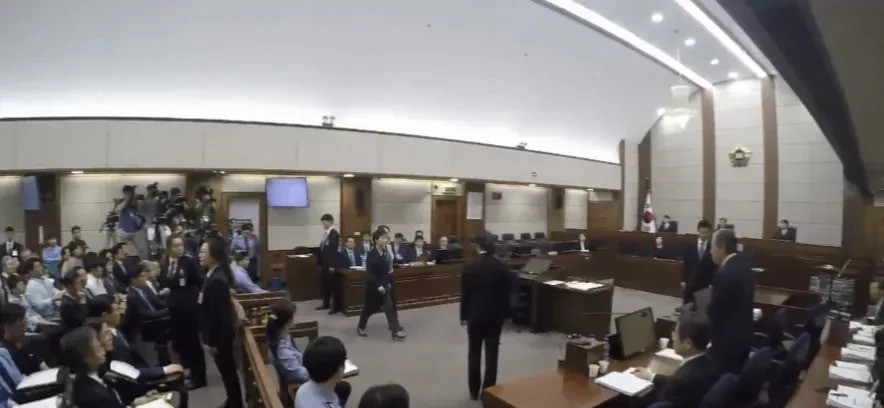 尹锡悦拒出庭，法庭照常问话！韩国前总统尹锡悦竟然玩起了“