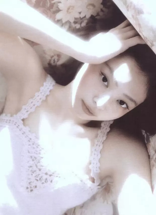 Jennie身穿小吊带纯欲十足小露蛮腰身材傲人​​​