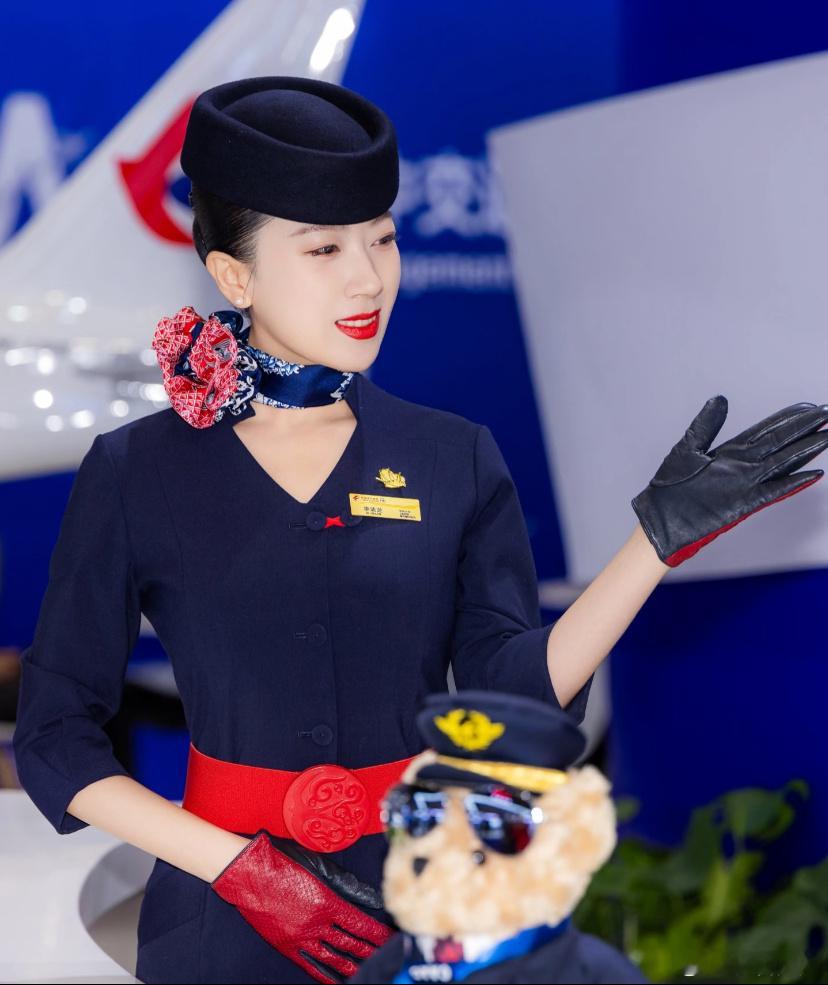东航空姐的制服照，又美又飒。