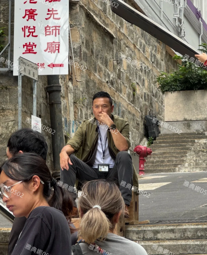 香港街头偶遇老牌港星苗侨伟，已经67岁的他，身材高大挺拔，头发乌黑剃成寸头颜值也