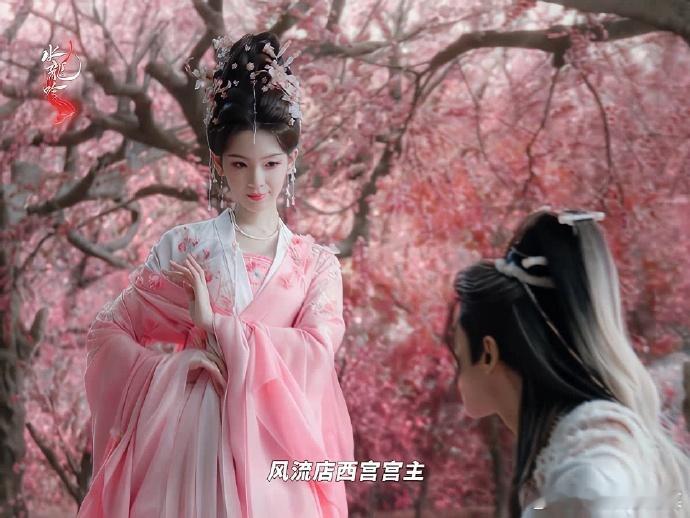 陈瑶穿得越粉下手越狠水龙吟穿着粉嫩的西方桃衣服，陈瑶的外表看起来如同天使般纯净，