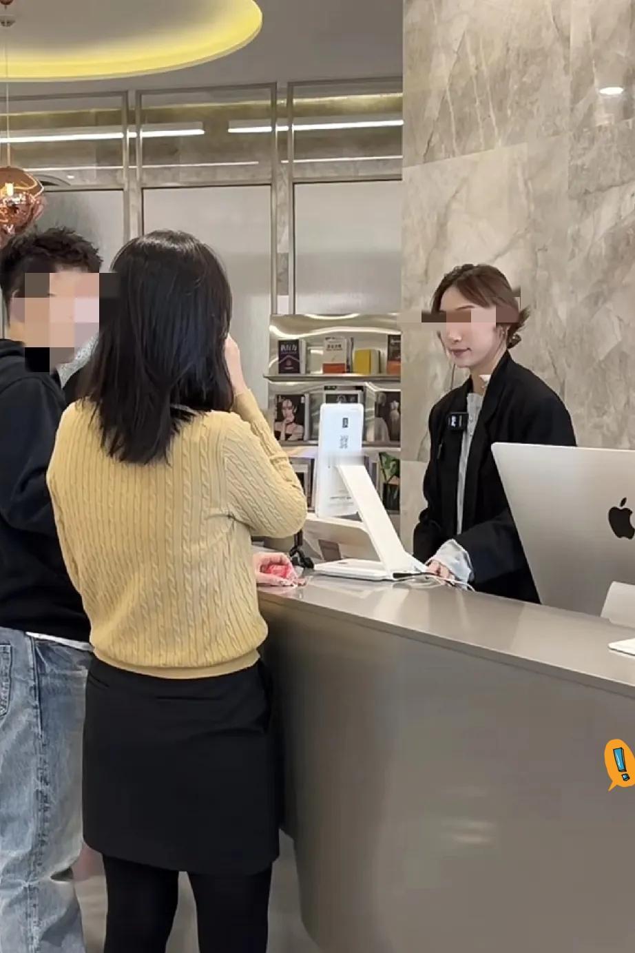 住酒店时这一幕你注意过吗？前台登记处，男的忙前忙后出示证件，女的却在一旁默默等待