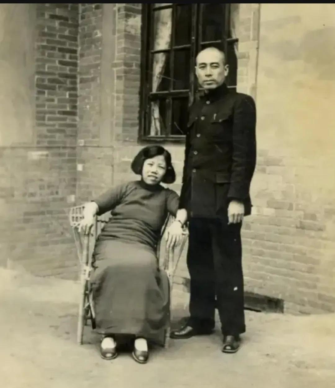 40年代，周总理和邓大姐，一张珍贵的合影，相信很多人还是第一次看到，照片中的邓大