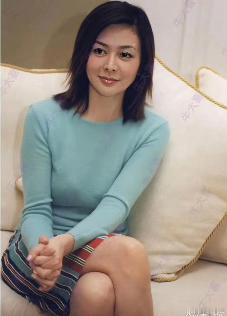 岁月从不败美人，关之琳即便褪去风华，依旧自带温婉美貌与独特韵味。