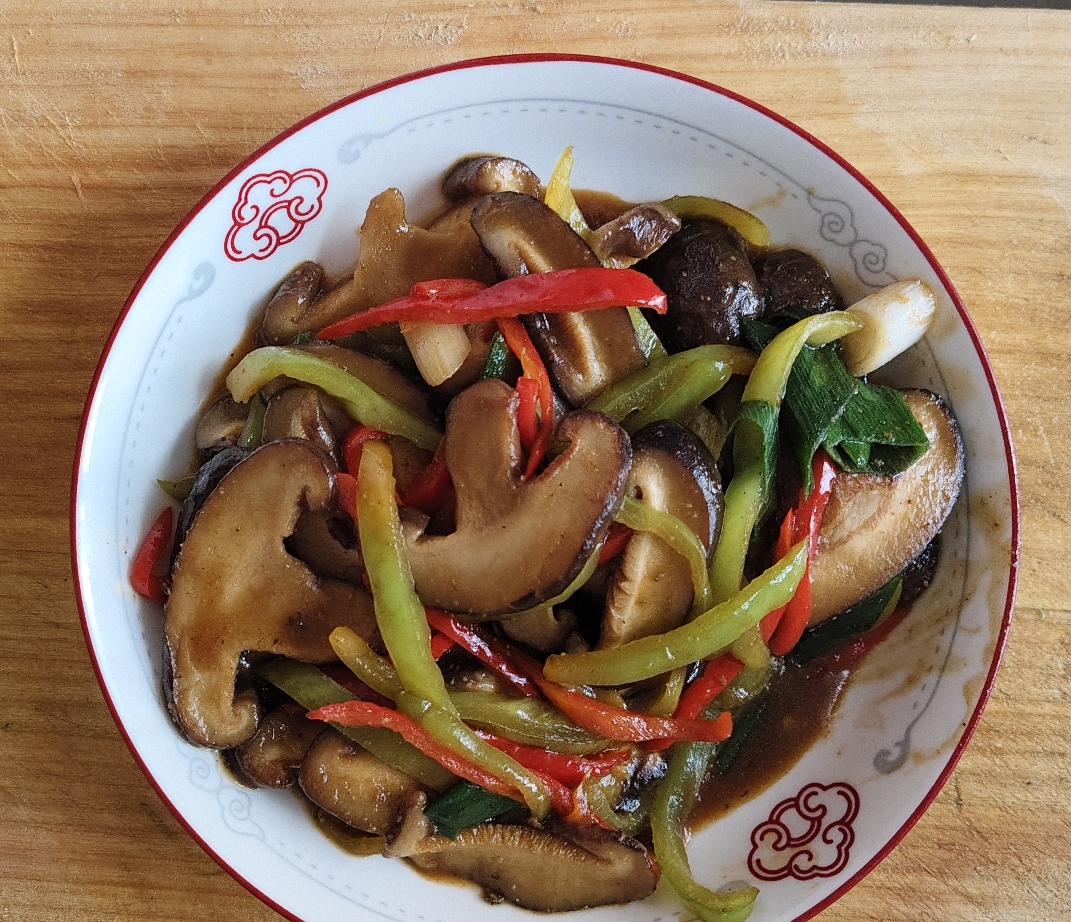 家常素炒香菇，比肉还香！今天分享一道超下饭的家常素炒香菇，做法简单，鲜香味