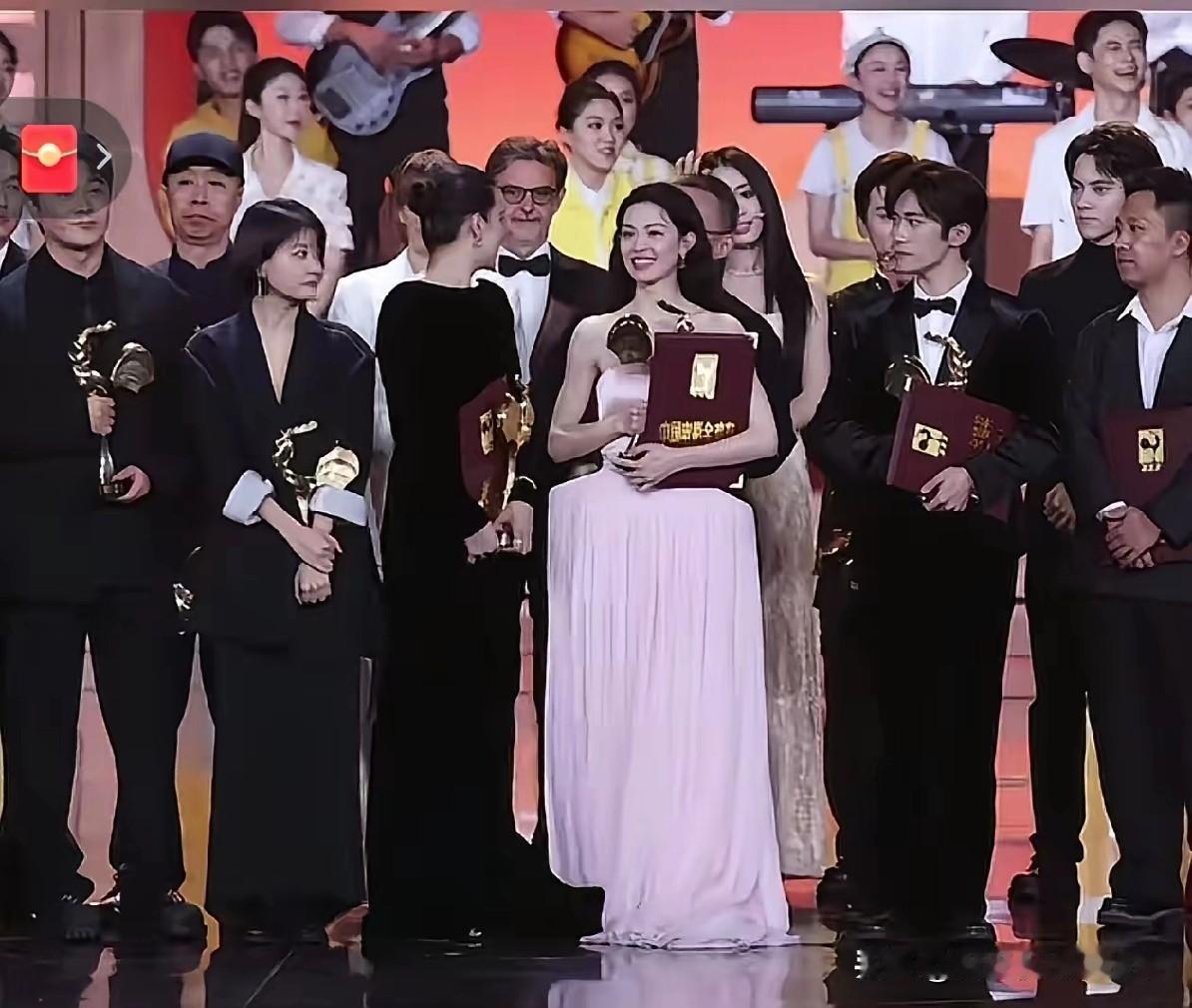 金鸡奖合影名场面属实看愣了！影后宋佳、影帝易烊千玺中间，硬生生夹了个金鸡女配钟楚