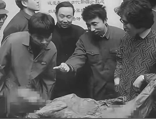 1994年，湖北荆门一伙盗墓农民撬开郭家岗古墓，眼前一具2300年前的战国女尸，