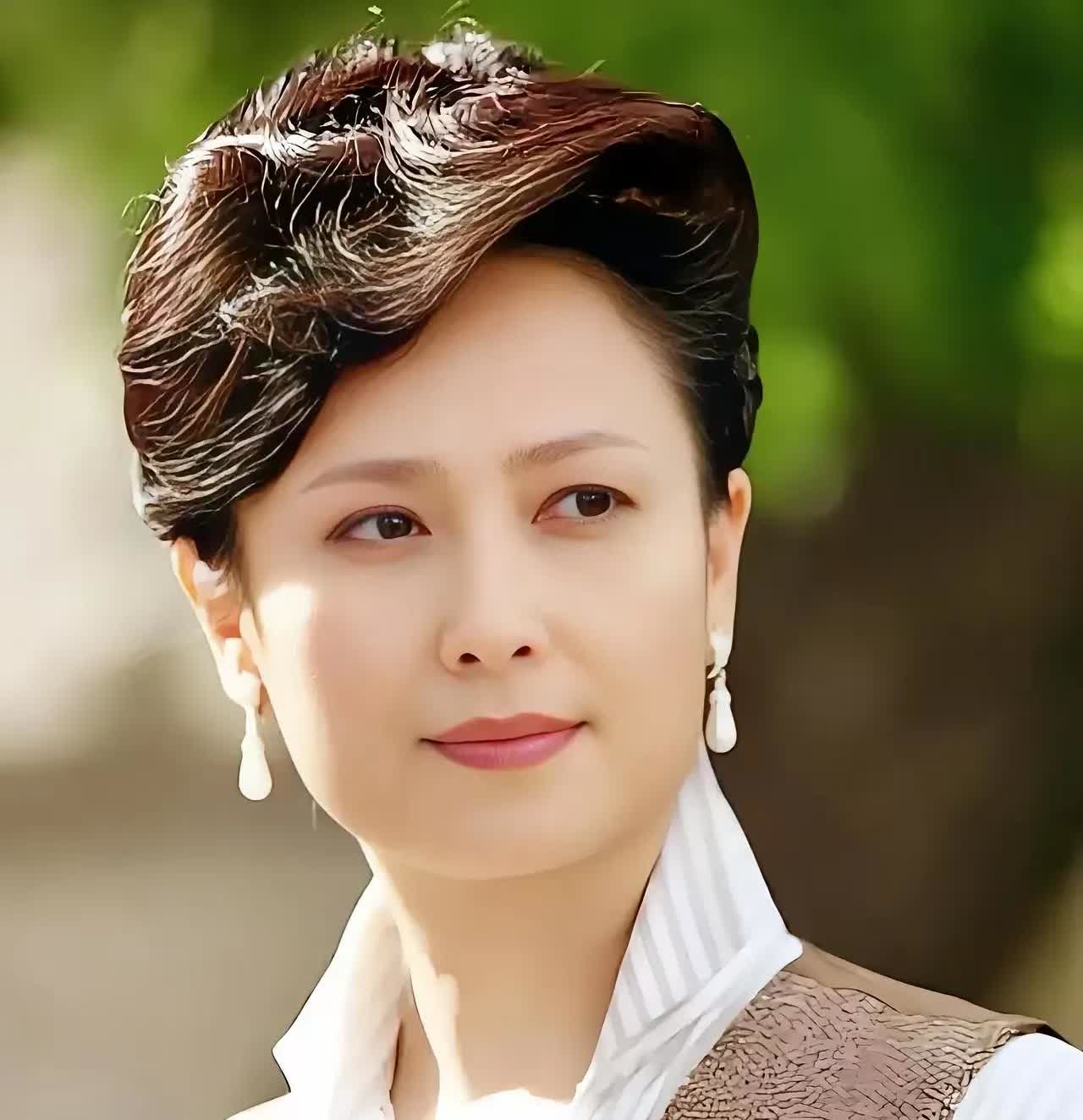 演员左翎有两段婚姻，其感情经历如下：一、第一段婚姻：1986年，左翎在拍