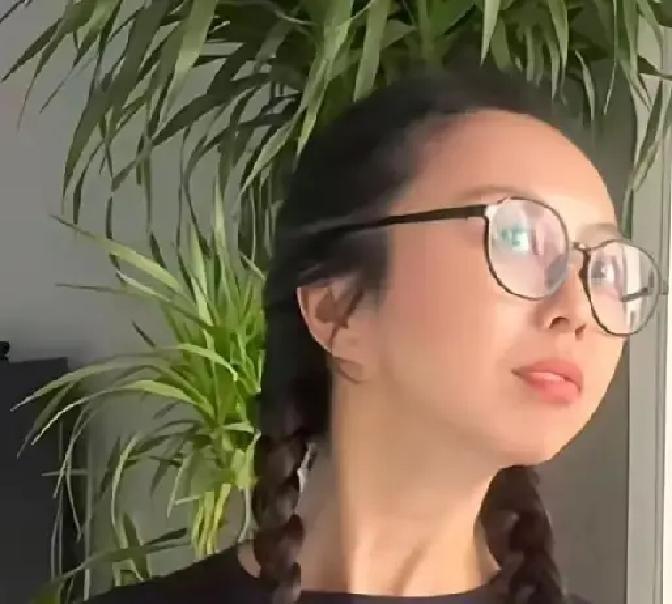 田媳妇停更半个月，原来被扒户口。网友晒出截图，说郭威在老杜帮忙下弄出两三张身份