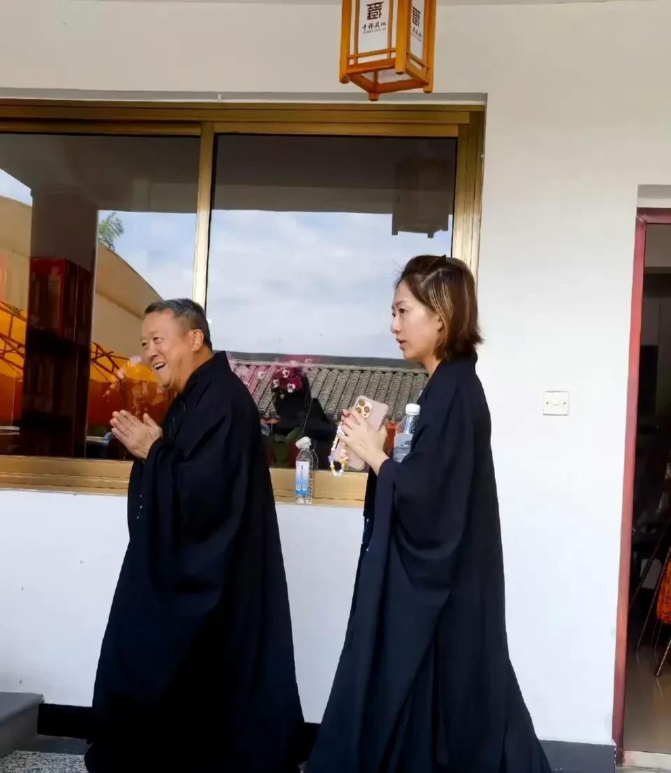 曾志伟穿僧袍去杭州寺庙做义工引起热议，不怀疑他的初衷，做义工做公益是娱乐圈明星司