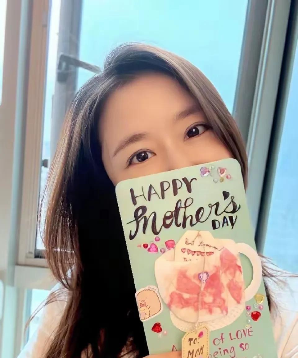林心如和霍建华又带着女儿出去旅游了，蓝天，大海，白云，老公女儿陪伴在侧，人生赢家