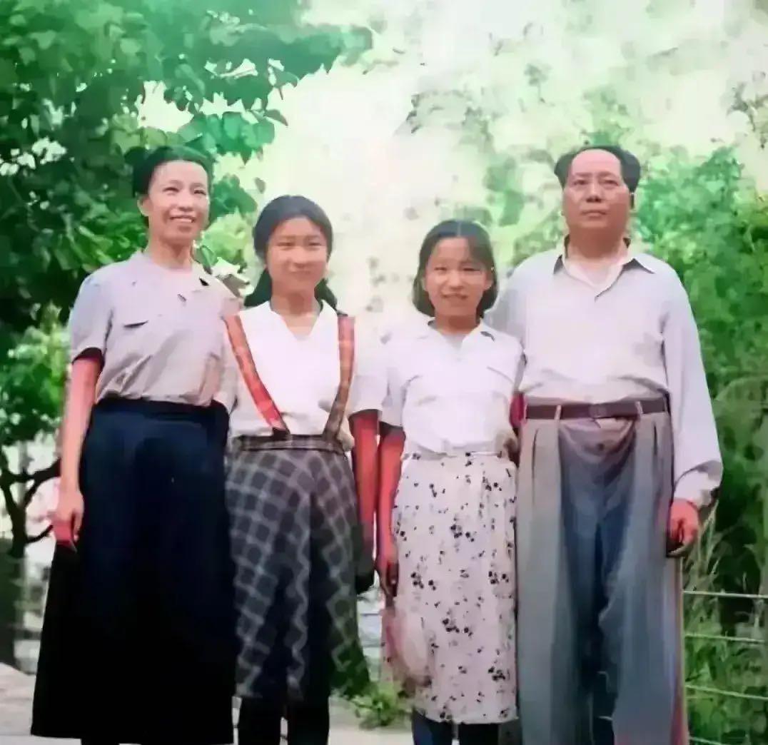 据说这是一家四口的唯一合影，非常珍贵，李敏长得像爸爸，李讷长的像妈妈。主席特别