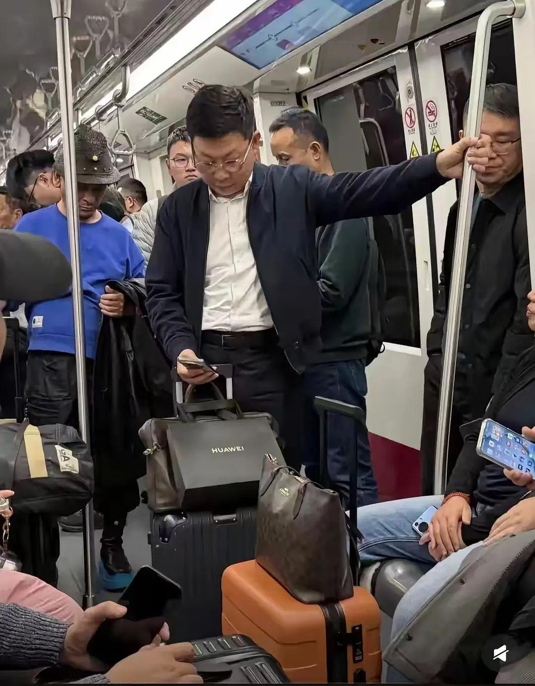 网友在地铁偶遇一个眼熟的人