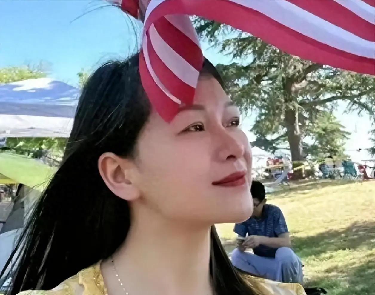称国内压抑不自由，知名美女作家跑到美国，结果却沦为外卖员。汐颜在国内写网文的那