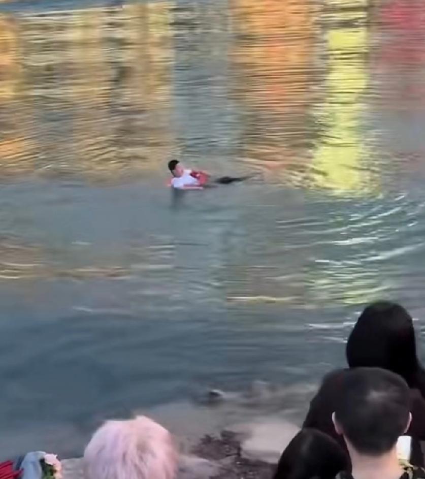 网上的一段视频，男子疑似轻生，别人救他，他按人家头，人家逃脱后上岸了，他又故意躺