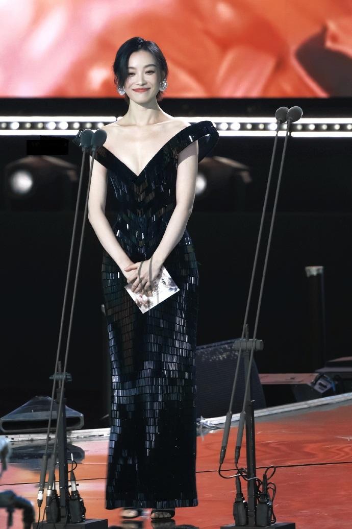 最近倪妮在出席时尚活动的时候搭配的非常漂亮，也很有高雅之美，还格外的时尚。倪