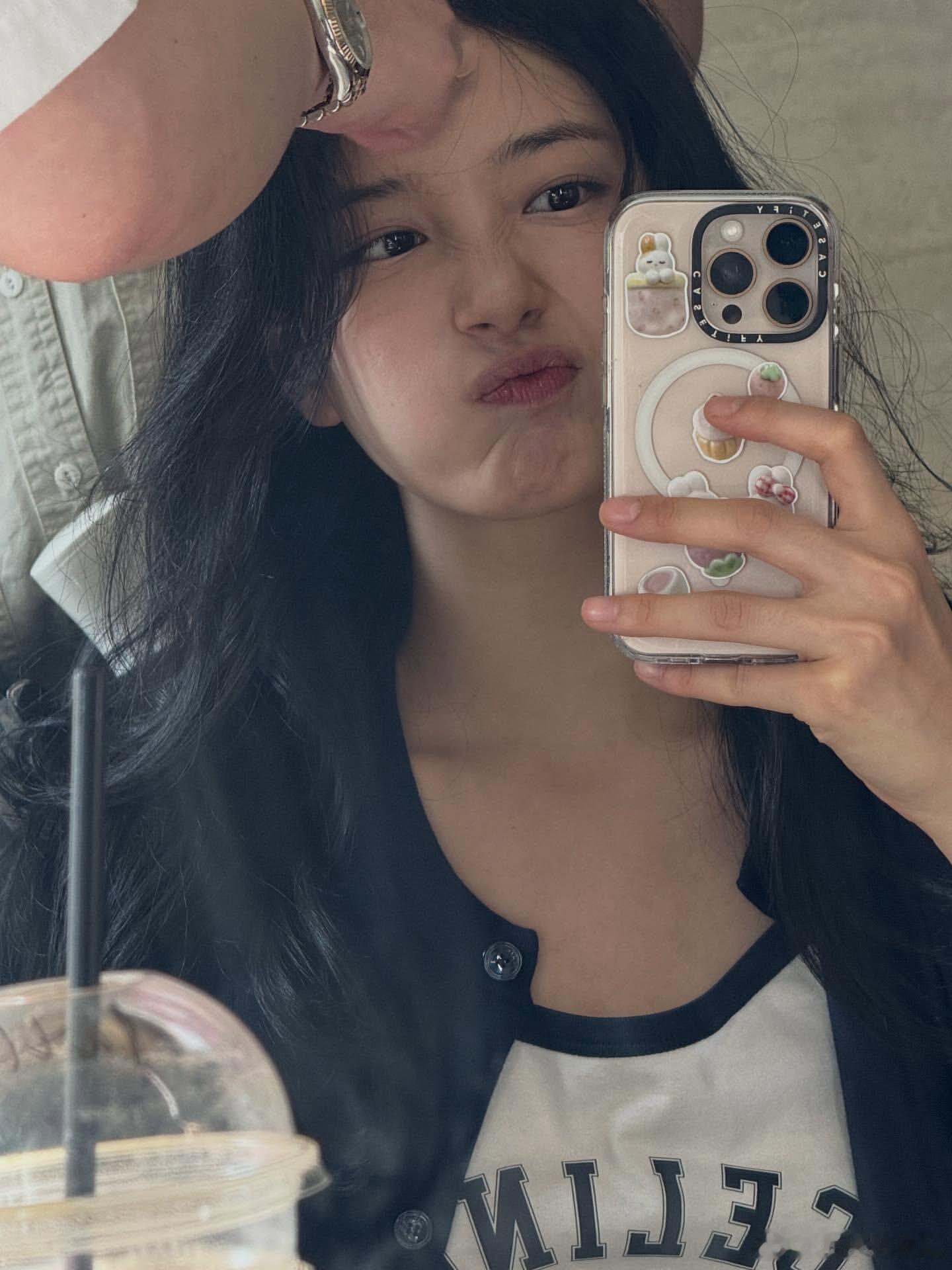 秀智ins更新人生赢家就是这样美丽🥰​​​