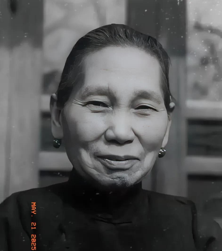 1903年深秋的横滨寓所里，17岁的王桂荃攥着被撕破的素绸衣襟，月光透过樟子门映