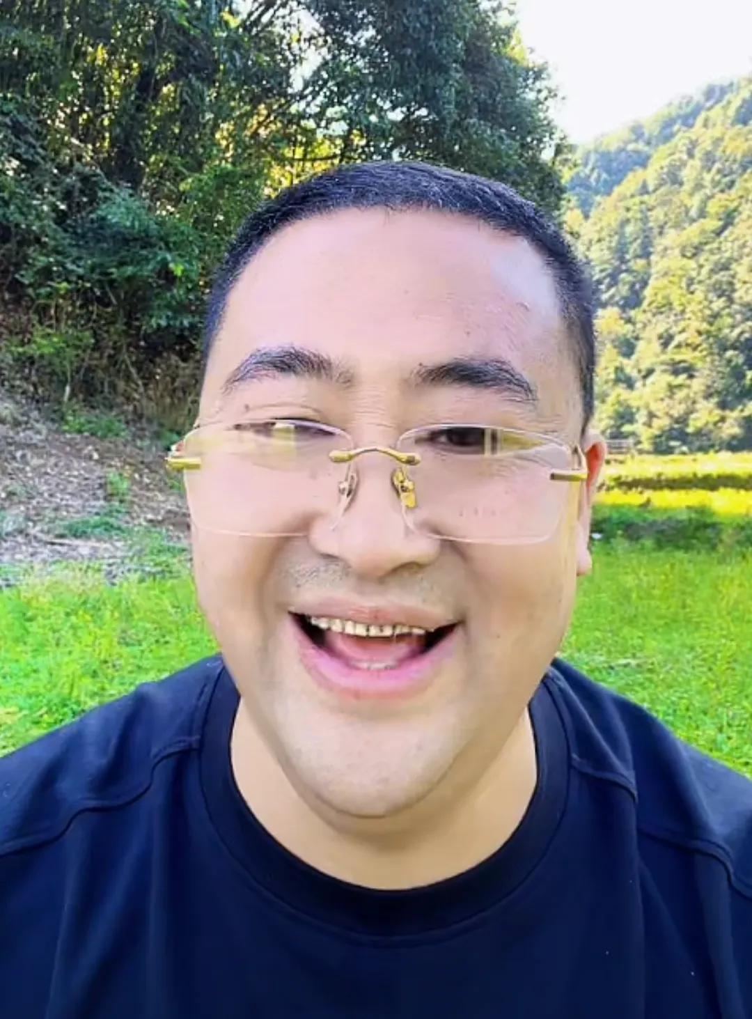 52什么时候开？密切的关注！老杨今天在修水的大山里，卖蜂蜜，看这蜂蜜卖相不错