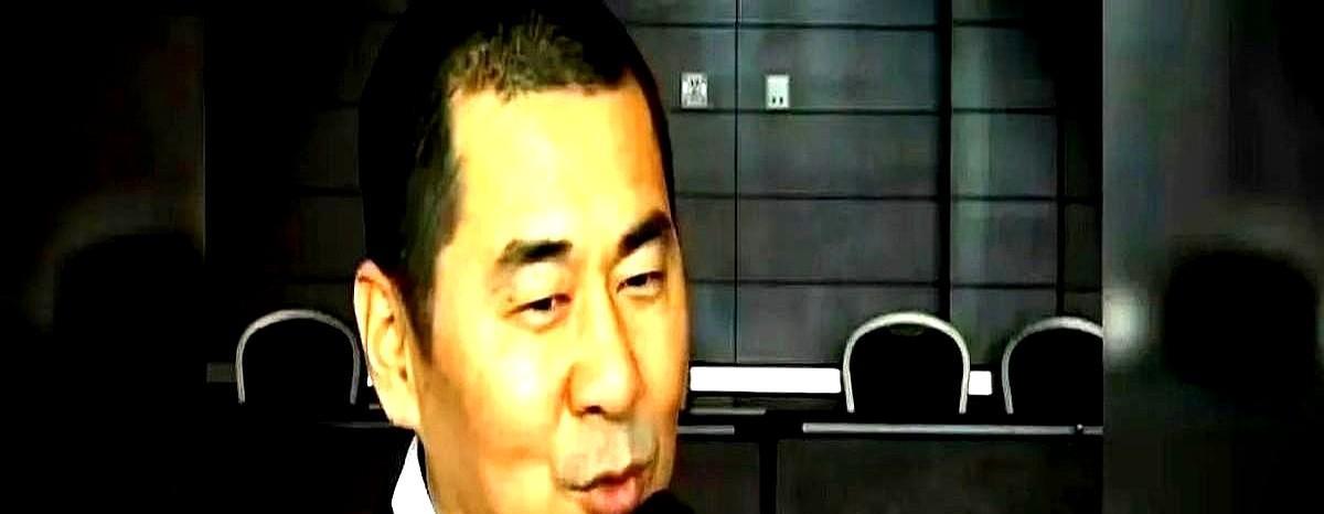 演员陈建斌说：“有次我在和辛柏青聊天时，他说他有天晚上，等到家里人都睡了，自己一