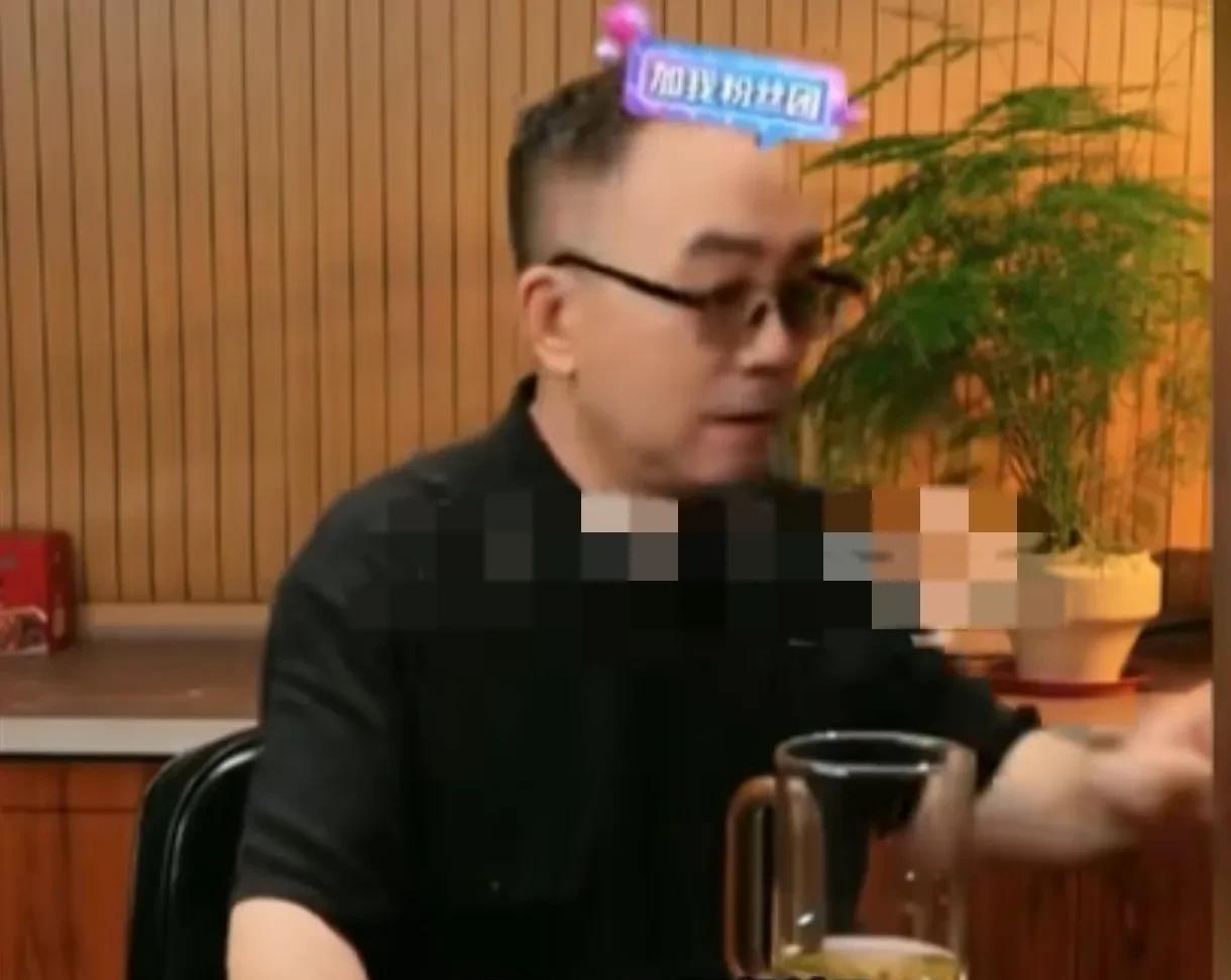 杨少华的葬礼上郭德纲送了花圈挽联，看来没白送。杨老五直播已经不再提老郭了，他还说