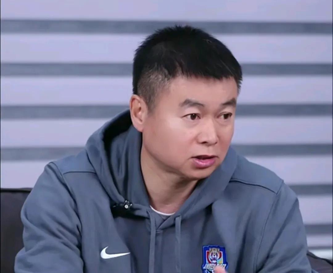 与球迷发生争执！于根伟指导在直播间直接中断了与球迷的连线讨论。在中超的间歇期，