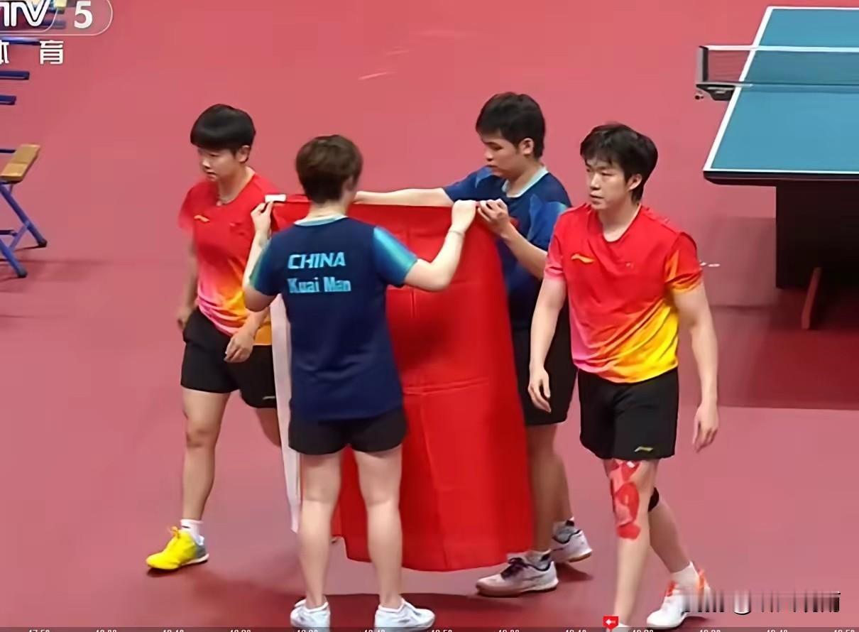 混双决赛：莎头0:4输给动漫这场，大家看到看台上王励勤的表情了吗？莎头和动漫这