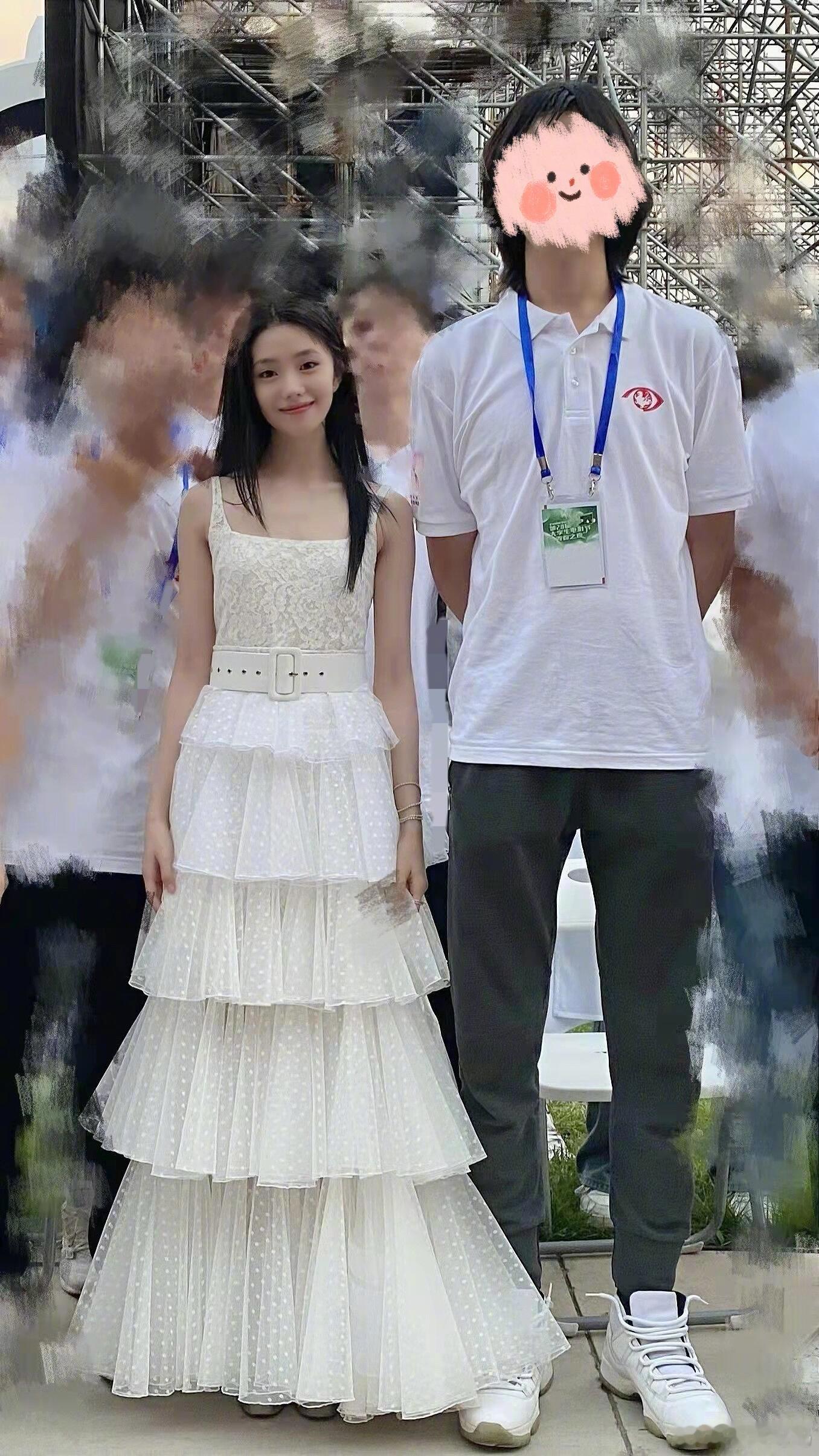 网友翻到和刘浩存5年前的合影，往那儿一站像朵小茉莉花，好有灵气