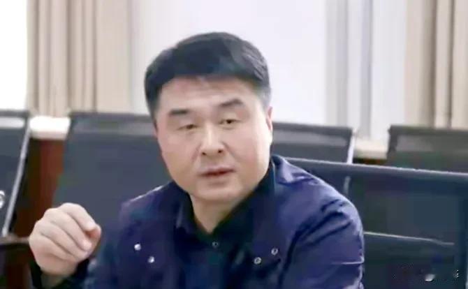 分头配上国子脸，憨厚之中藏阴险，一本正经装清廉，一查原是大贪官。近年来教育