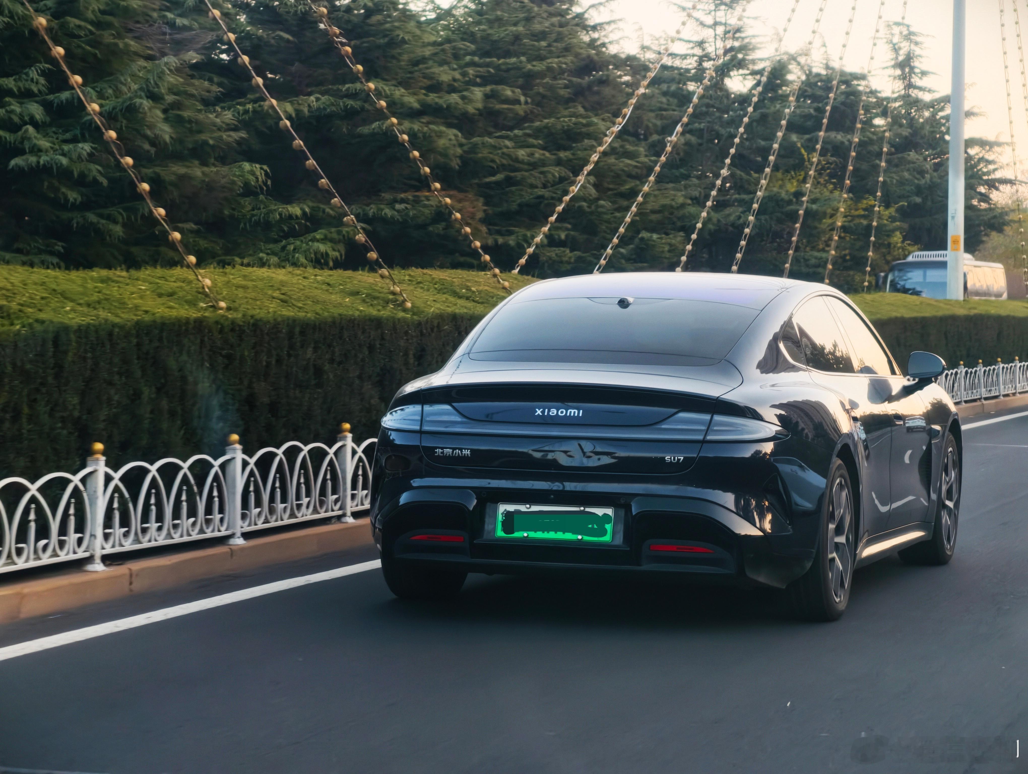 路上第一次见黑色的小米SU7，沉稳大气，感觉比特斯拉好看。