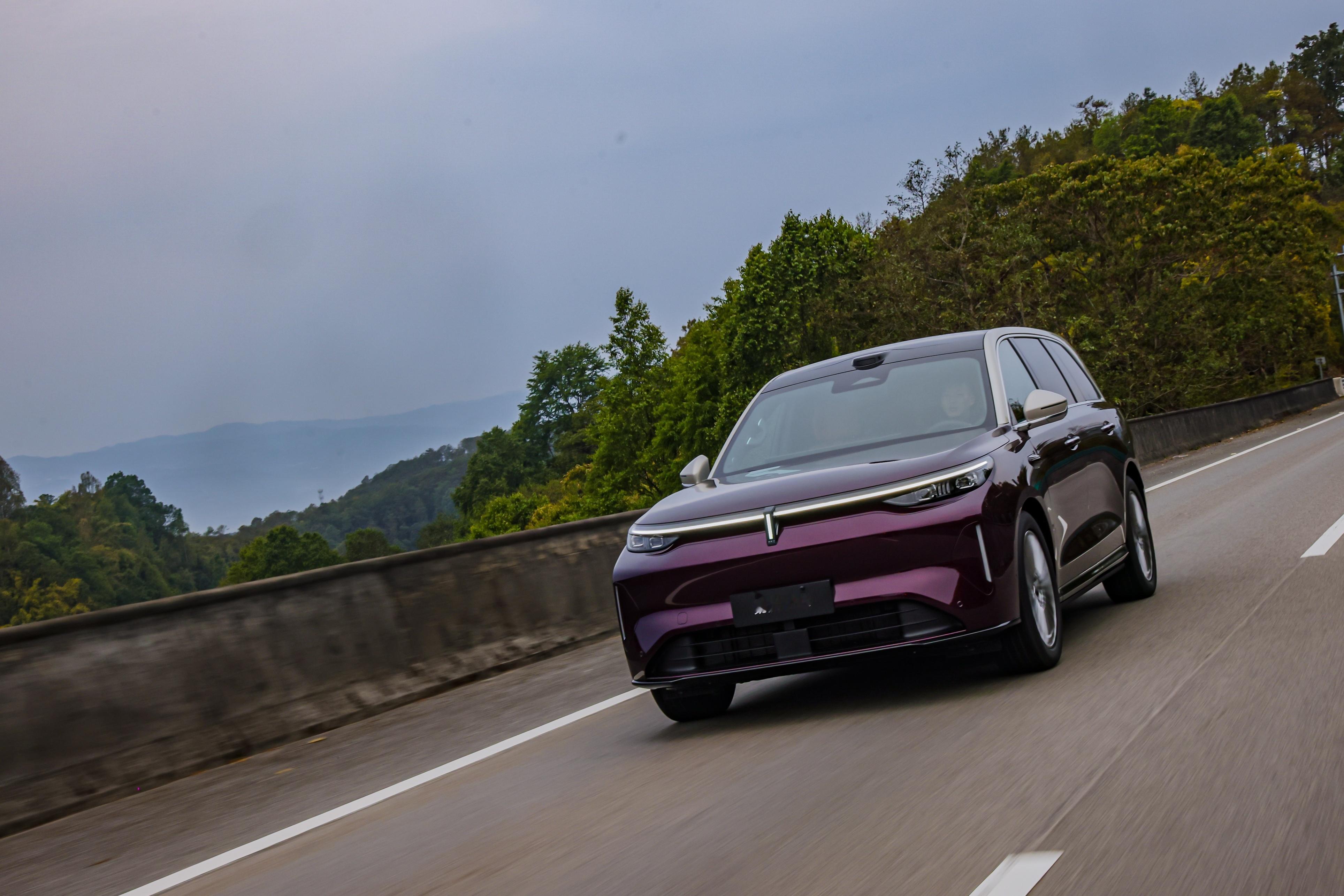 4月10日，魏牌要扔出一张“暴论”海报：小排量+大块头的动力，就像网红美颜——有