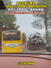 感动百万人！为杭州这位公交车司机点赞！10月19日，网友陆先生驾车出门，留意