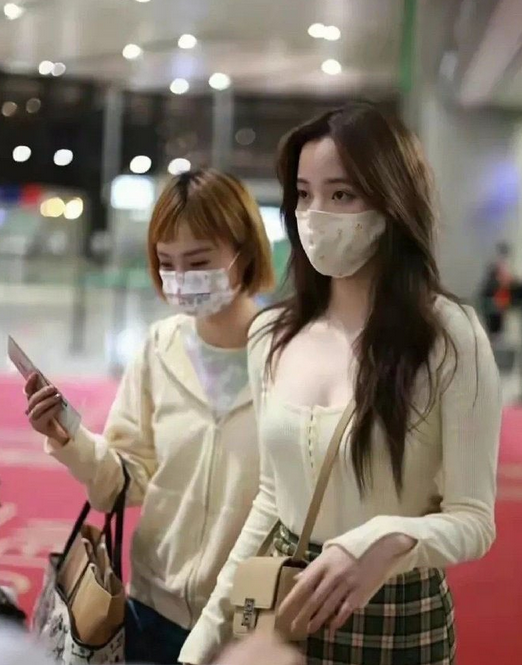 欧阳娜娜已经不再是那个小女孩子了，已经成熟了很多了，无论是相貌还是演技都已经不是