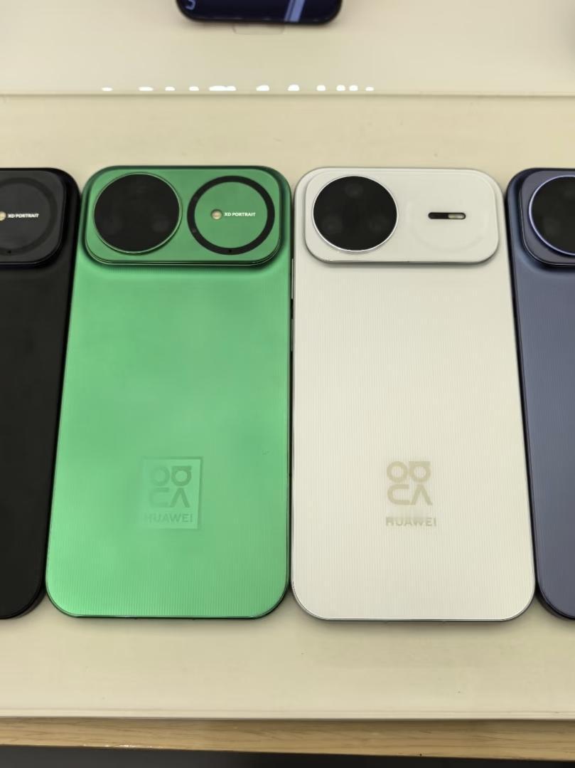 去了一趟华为授权店，本以为标准版和pro好卖，结果被抢疯的是Nova15ult