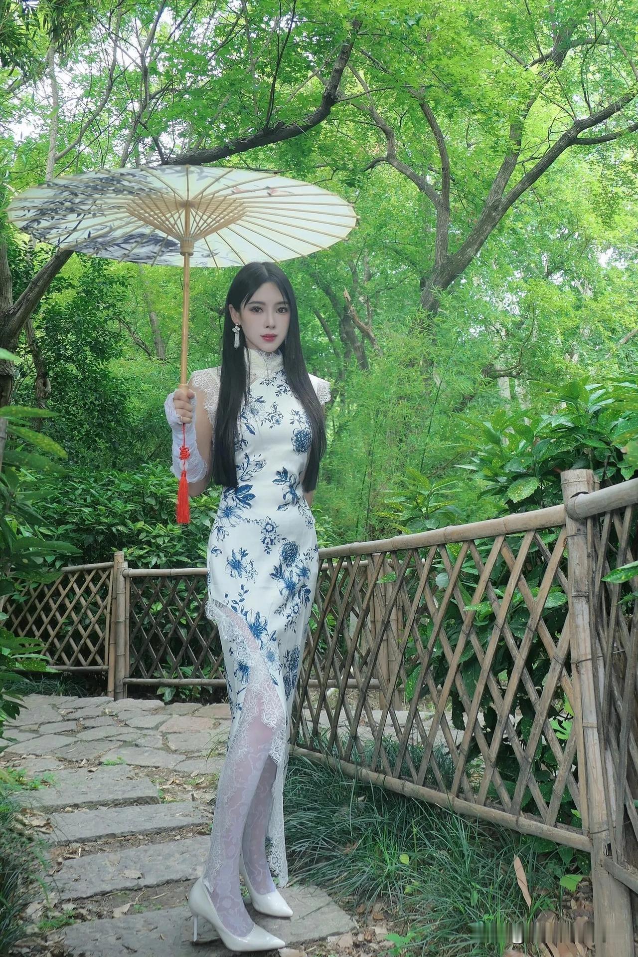 风里雨里，我在凉亭等你听雨里旗袍秀东方美人