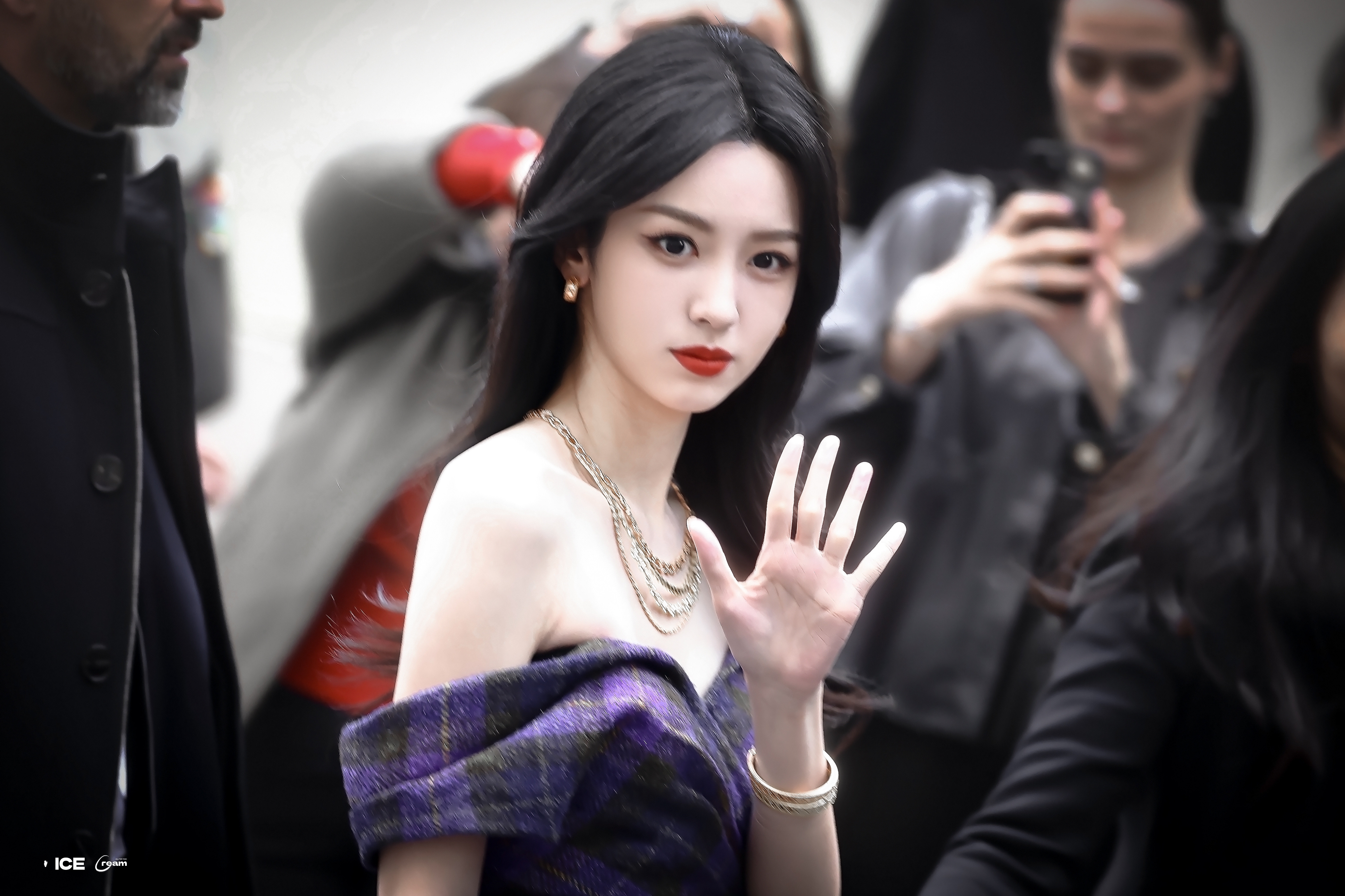 周也拿锄头种田路透周也在复制粘贴的时代，你是手写的诗[玫瑰]​​​