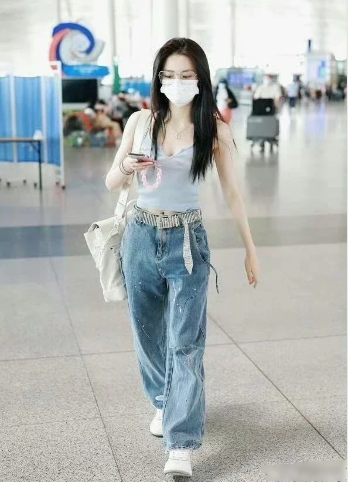 徐璐机场路透，为什么现在没看到她拍戏了，长得漂亮演技也好多多出来拍戏啊​​​