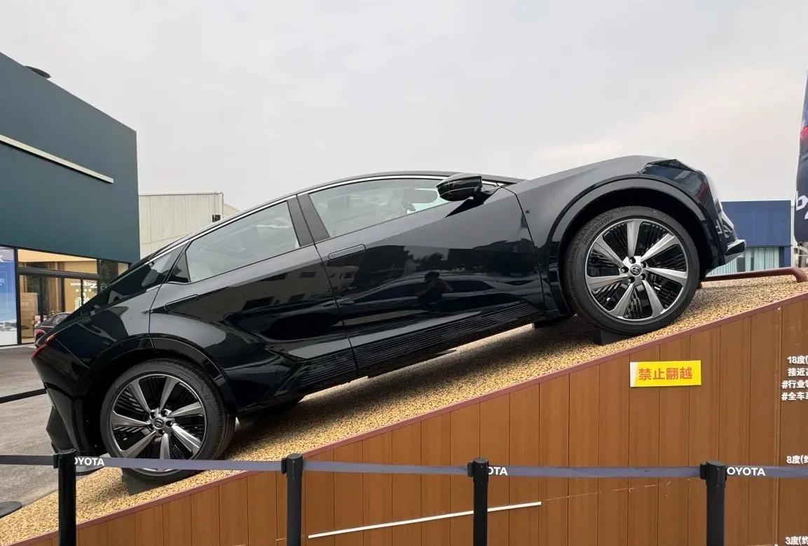 这就是赤裸裸的现实啊!电车30万:使用10年，电费1万，卖1.5万;油车30