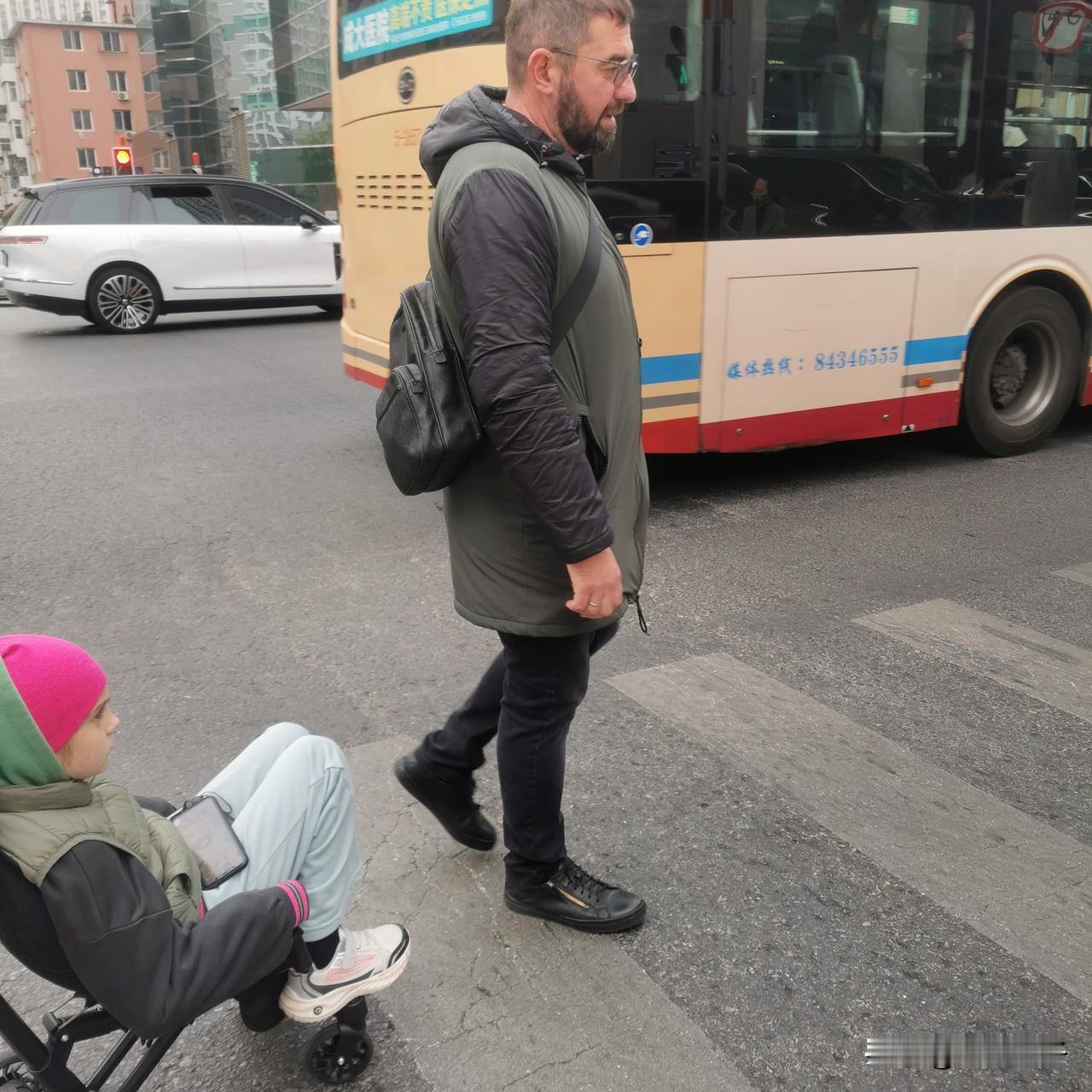看，给老外一家冻的！大连这几天怎么这样的冷？昨天晚上下班，走在人民路上，