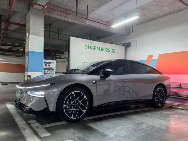 地下车库里的爱车用了1年的车了，今天洗了个车，一点也不显旧，跟新的一样，可惜地