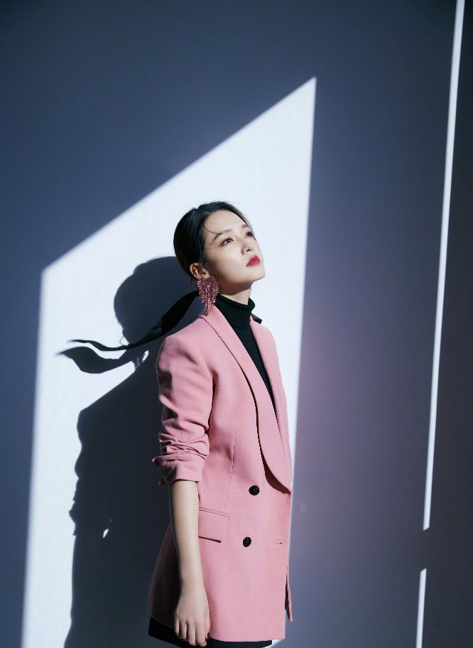 逗你一乐：新婚之夜，新郎问新娘：结婚前和多少个男人好过？新娘一直沒吭声。新郎心想