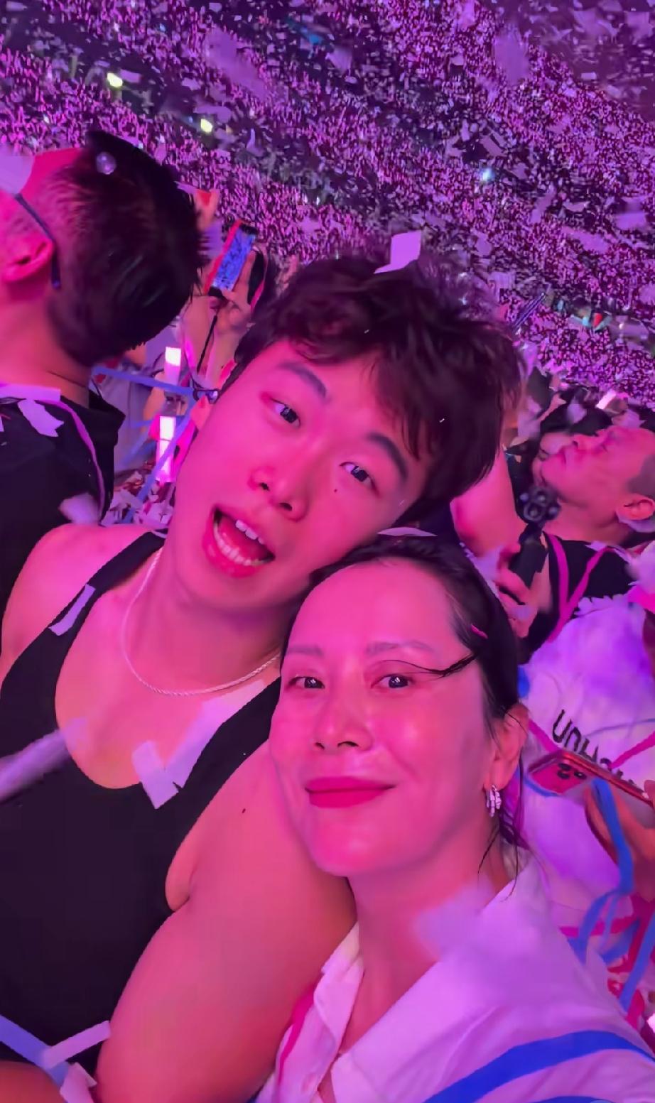 海清19岁儿子近照曝光，小名蛋妞的他长成了180肌肉大帅哥，硬汉长相却是暖男性格