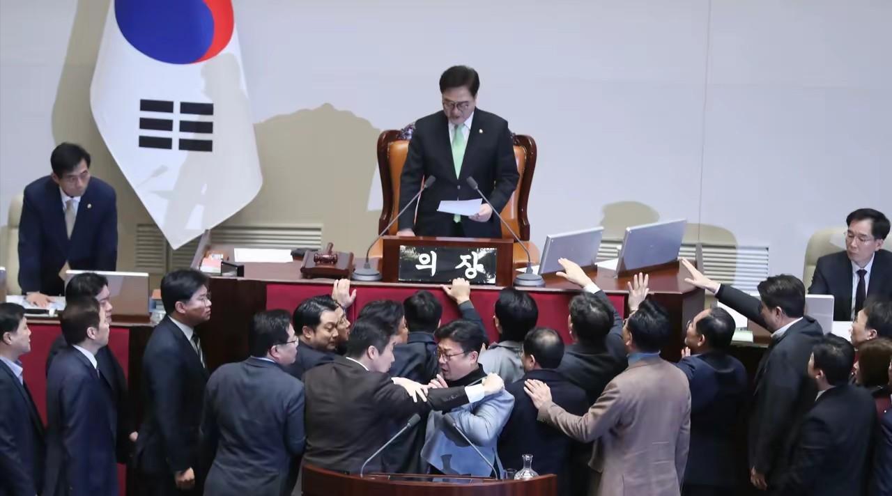 联合国大会现场鸦雀无声，朝鲜代表质问战败国凭什么入场？瞬间引爆全场。朝鲜代表在联