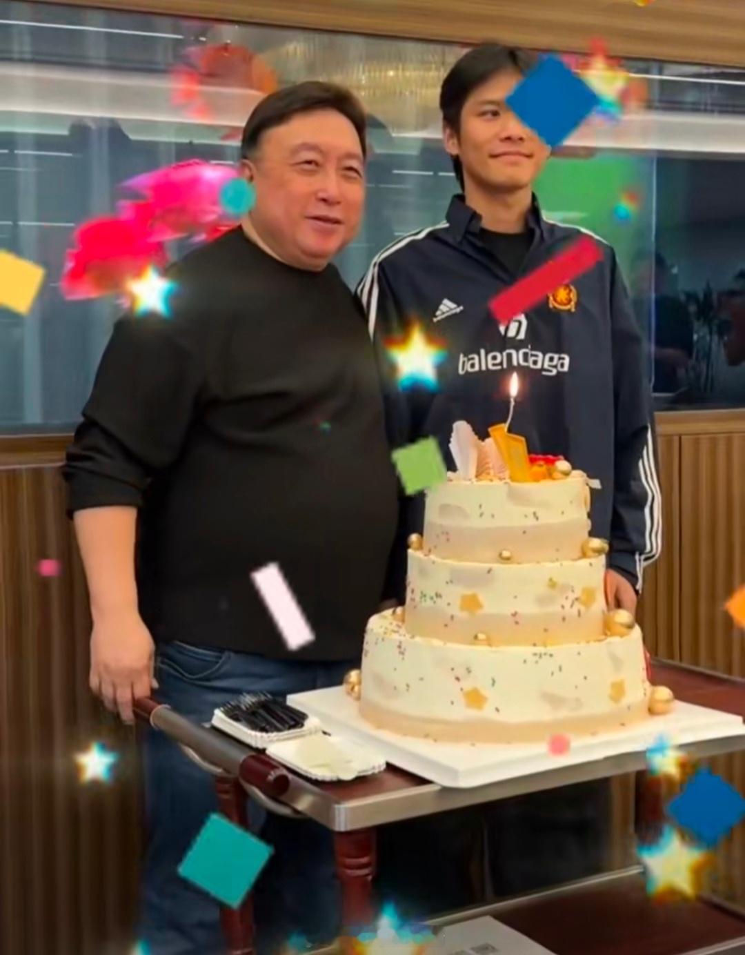 疯狂小杨哥露面王晶也是好起来了，能跟小杨哥同框出现了，但是小杨哥看样子不怎么疯狂