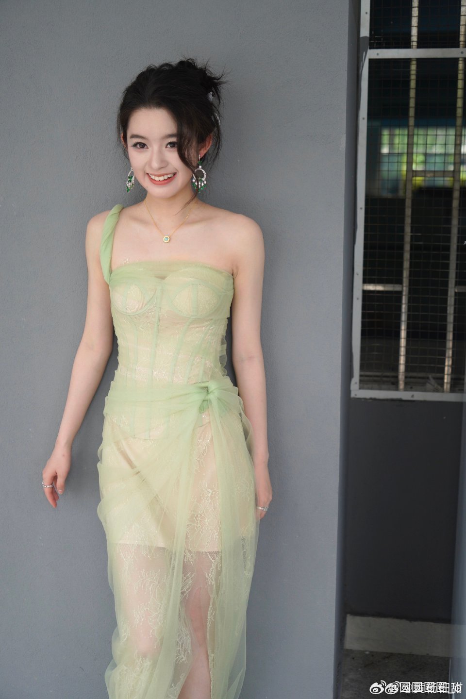黄杨钿甜葛莉莎进入娱乐圈肯定是有钱人要不那么多童星她怎么能一帆风顺呢[抠鼻]