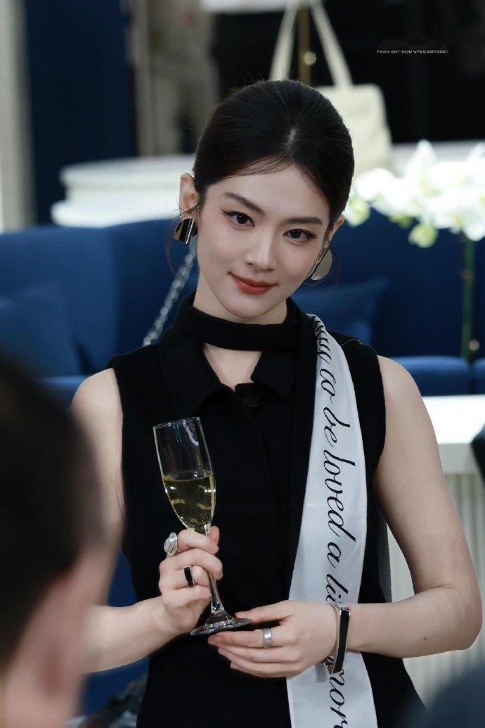 陈昊宇来沈阳也得吃两口鸡架谁能拒绝沈阳鸡架的魅力，就连陈昊宇来到这里都要吃上烤